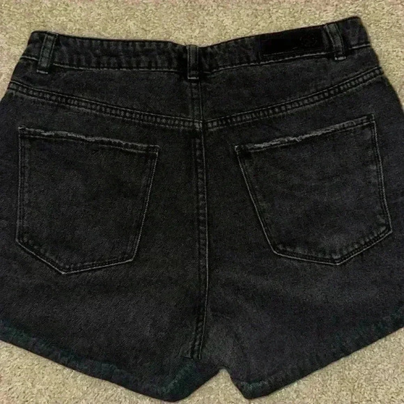 Black short - Picture 3 of 3